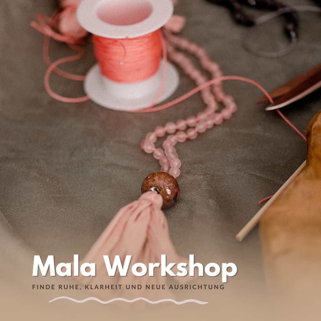Rosa Mala Kette mit Quaste und Garnrolle auf Tisch beim Schmuckworkshop