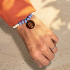 Mantra Schmuck Damen – blaues Perlenarmband mit goldenem Plättchen am Handgelenk, Outdoor-Setting