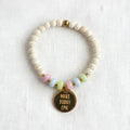 Mantra Armband Gold mit bunten Perlen auf weißem Hintergrund – Geschenkidee positive Energie