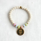 Mantra Armband Gold mit bunten Perlen auf weißem Hintergrund – Geschenkidee positive Energie