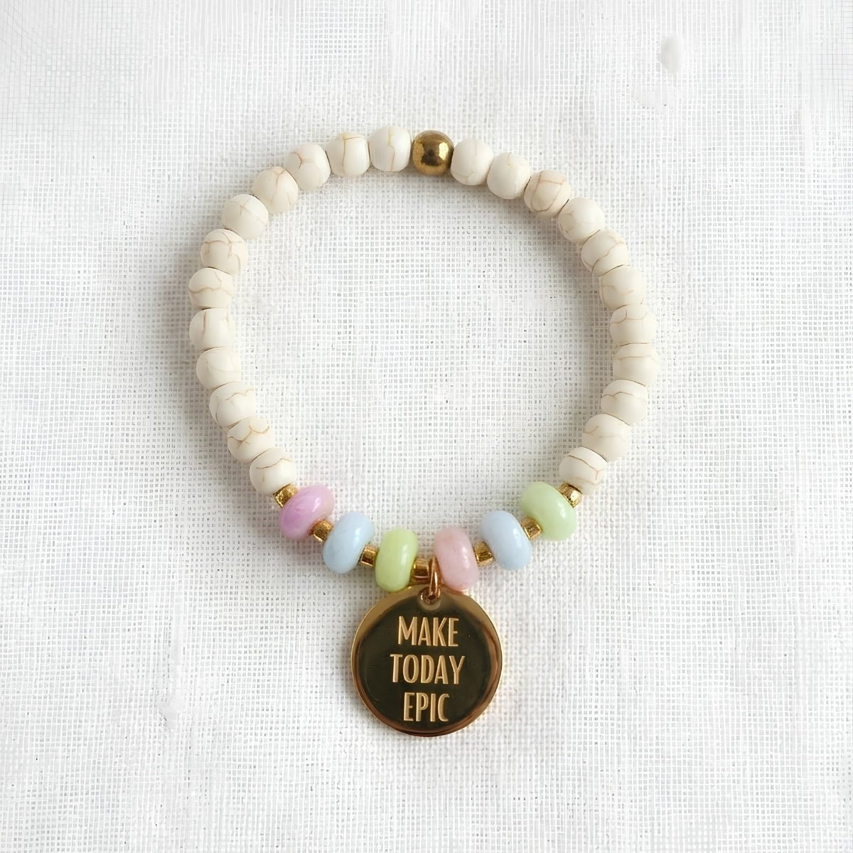 Mantra Armband Gold mit bunten Perlen auf weißem Hintergrund – Geschenkidee positive Energie