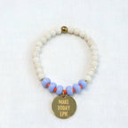 Mantra Schmuck Damen – blaues Perlenarmband mit goldenem  Gravur Plättchen 