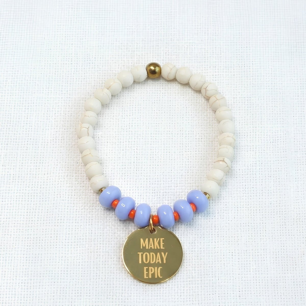 Mantra Schmuck Damen – blaues Perlenarmband mit goldenem  Gravur Plättchen 