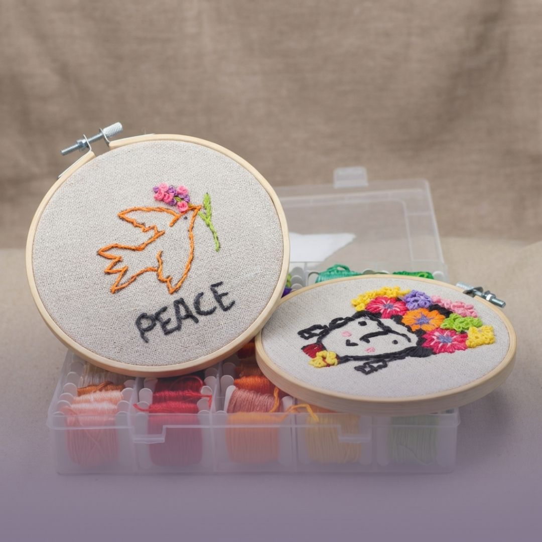 Modern Embroidery Kunstwerk mit Perlenstickerei in einem Stickrahmen aus einem Kölner Kreativ-Workshop.