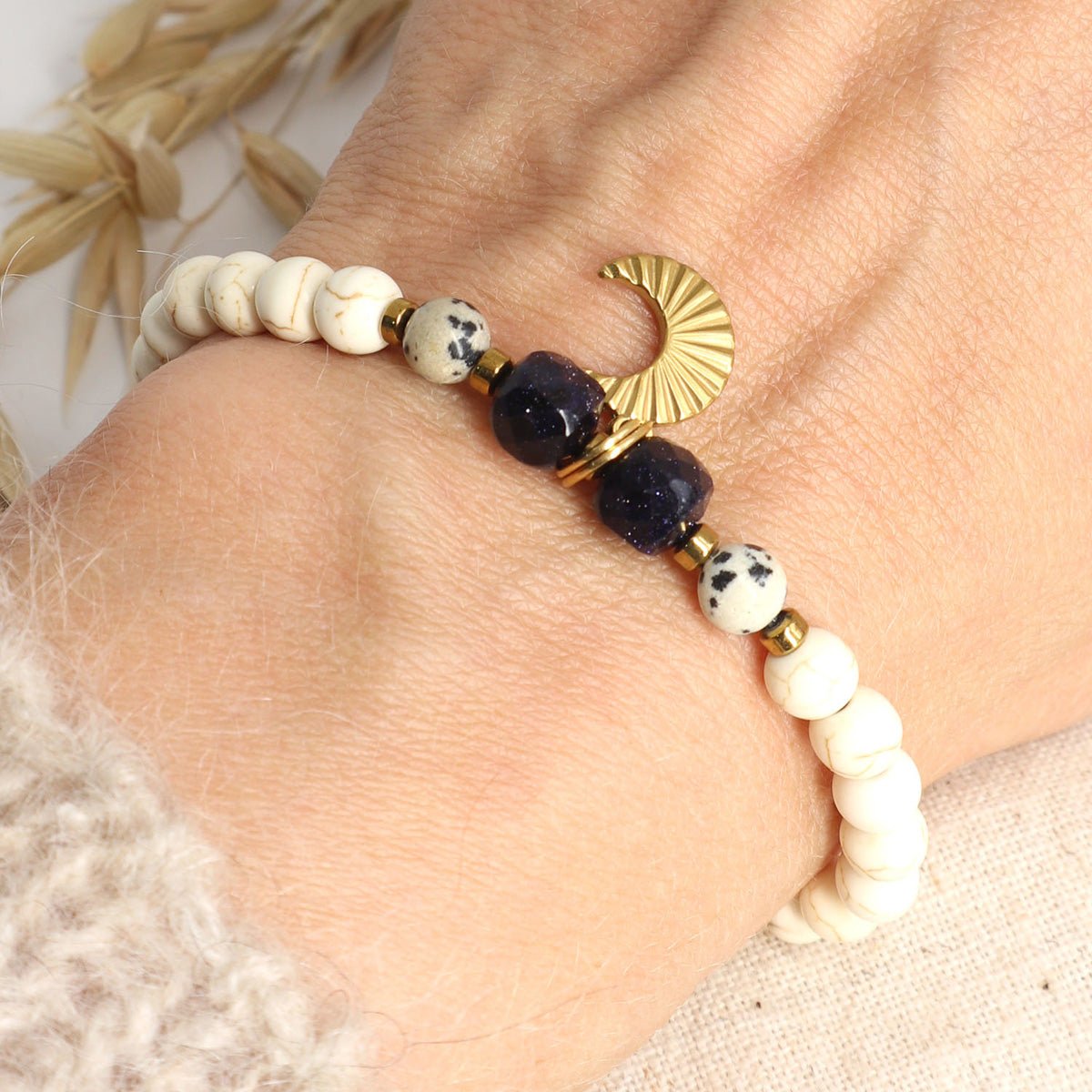 Nahaufnahme Mond Armband mit Blaufluss, Dalmatiner Jaspis, Hämatit und vergoldetem Edelstahl Anhänger