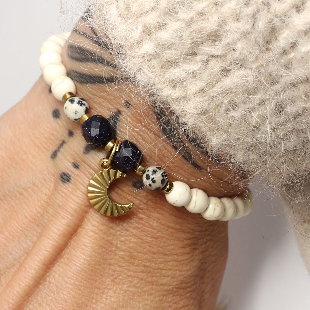 Tragebild vom  Mond Armband mit Blaufluss, Dalmatiner Jaspis, Hämatit und vergoldetem Edelstahl Anhänger