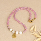 Schlichte Mondstein Kette mit Edelstahl liegt auf einem beigen Hintergrund