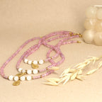 Mehrere schlichte Mondstein-Ketten liegen neben Trockenblumen