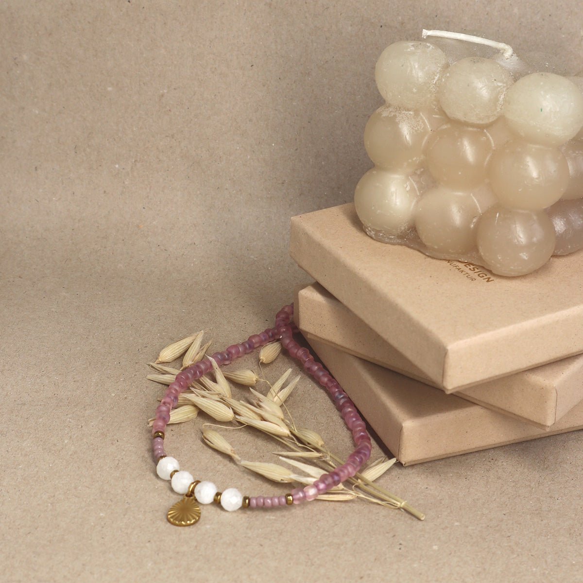 Mondstein Kette liegt auf einem neutralem Hintergrund mit Schmuckboxen