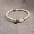 Vorderansicht des filigranen Damen-Perlenarmbands mit vergoldetem Halbmond-Anhänger und echtem Mondstein.