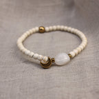 Vorderansicht des filigranen Damen-Perlenarmbands mit vergoldetem Halbmond-Anhänger und echtem Mondstein.