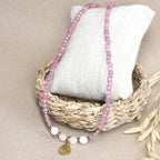 Mondstein Kette liegt auf einem Schmuckkissen