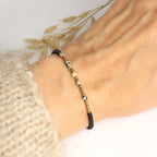 Morsecode Armband Selflove mit schwarzen und goldenen Perlen am Handgelenk getragen