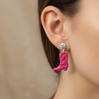 Nahaufnahme einer Frau mit Western Schmuck
