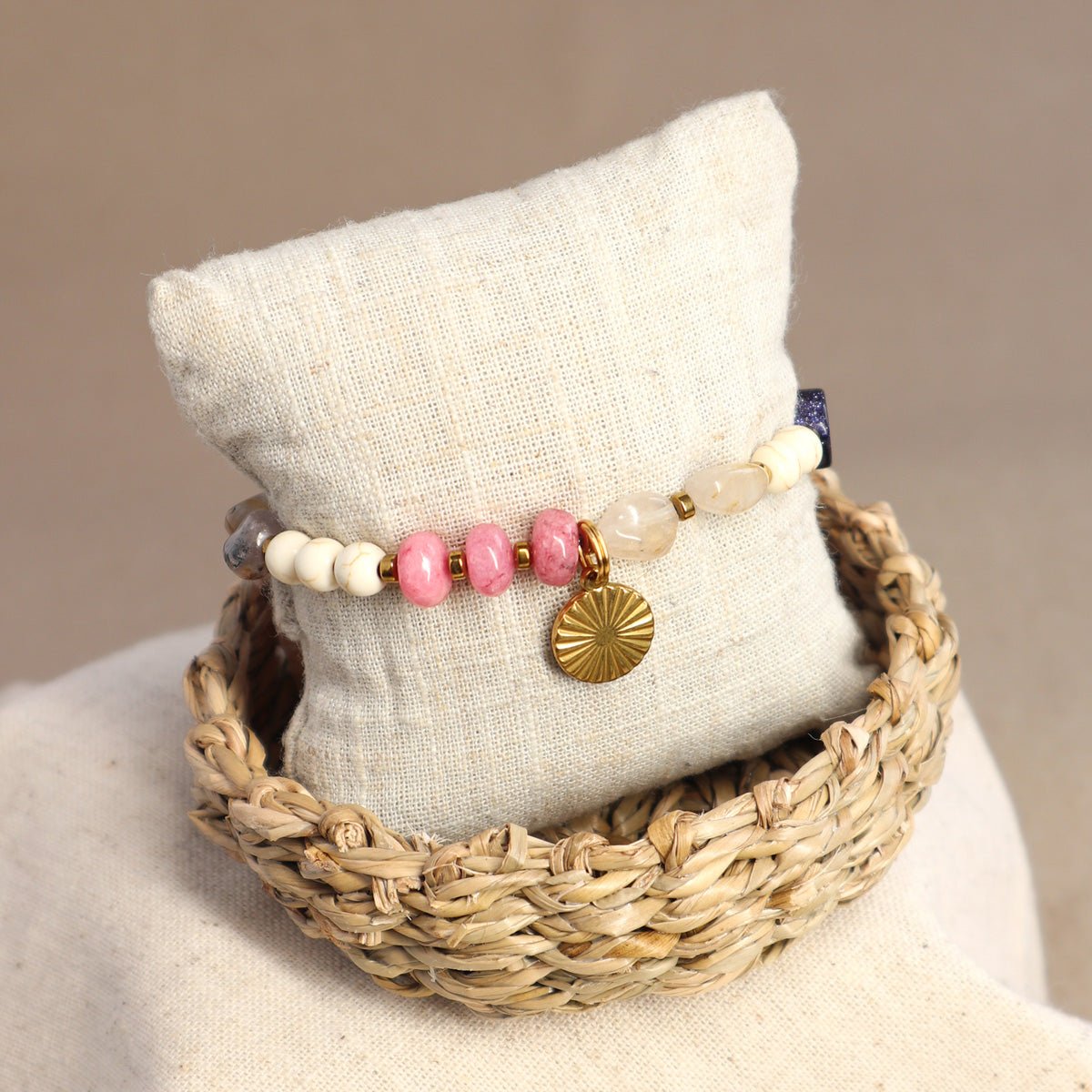 Naturstein Armband mit Blaufluss, Rutilquarz, Jade und goldenem Sonnenanhänger, handgefertigtes Stretch Armband für Damen.