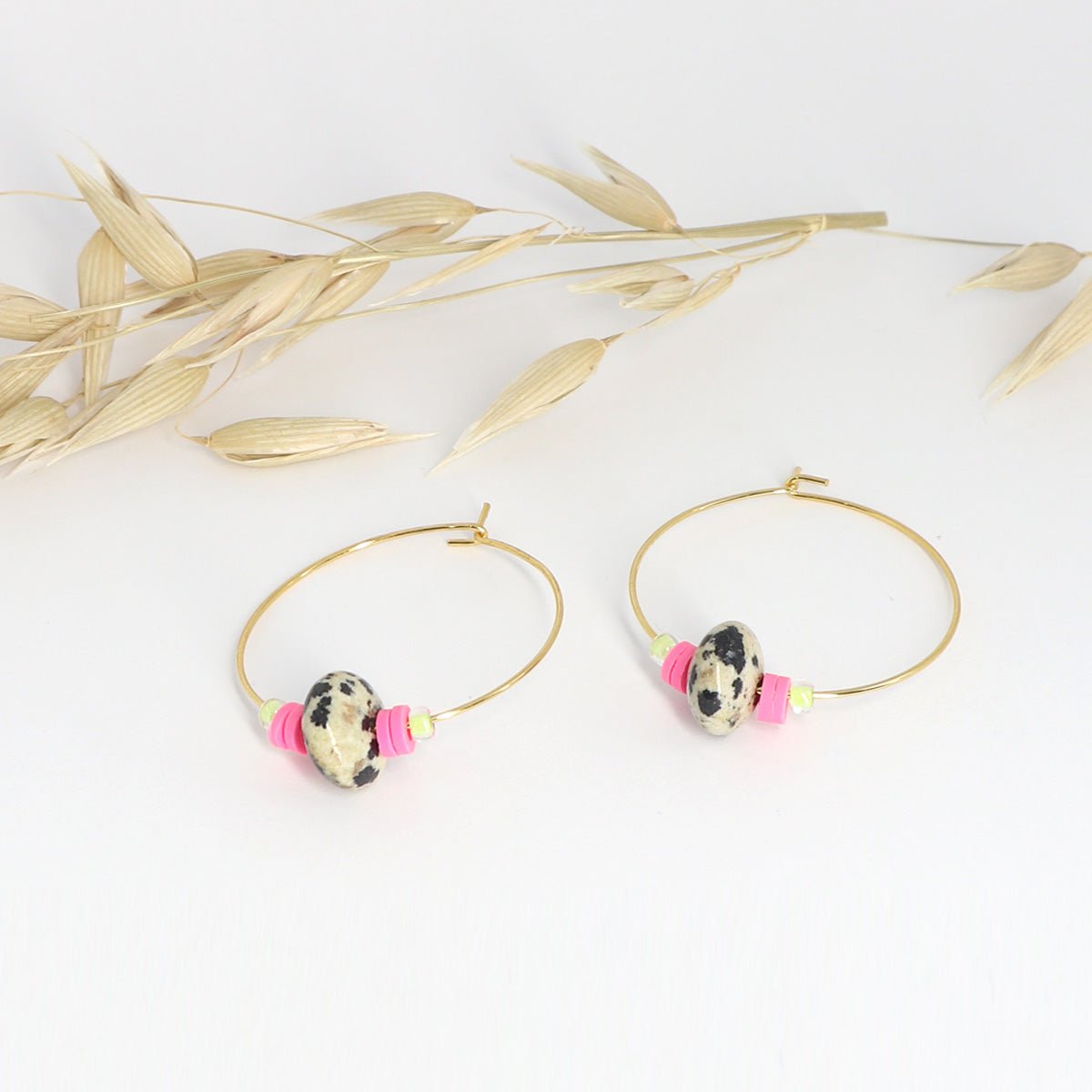 Neon Creolen mit Dalmatiner Jaspis - trueffeldesign | Handgemachter Schmuck mit Bedeutung