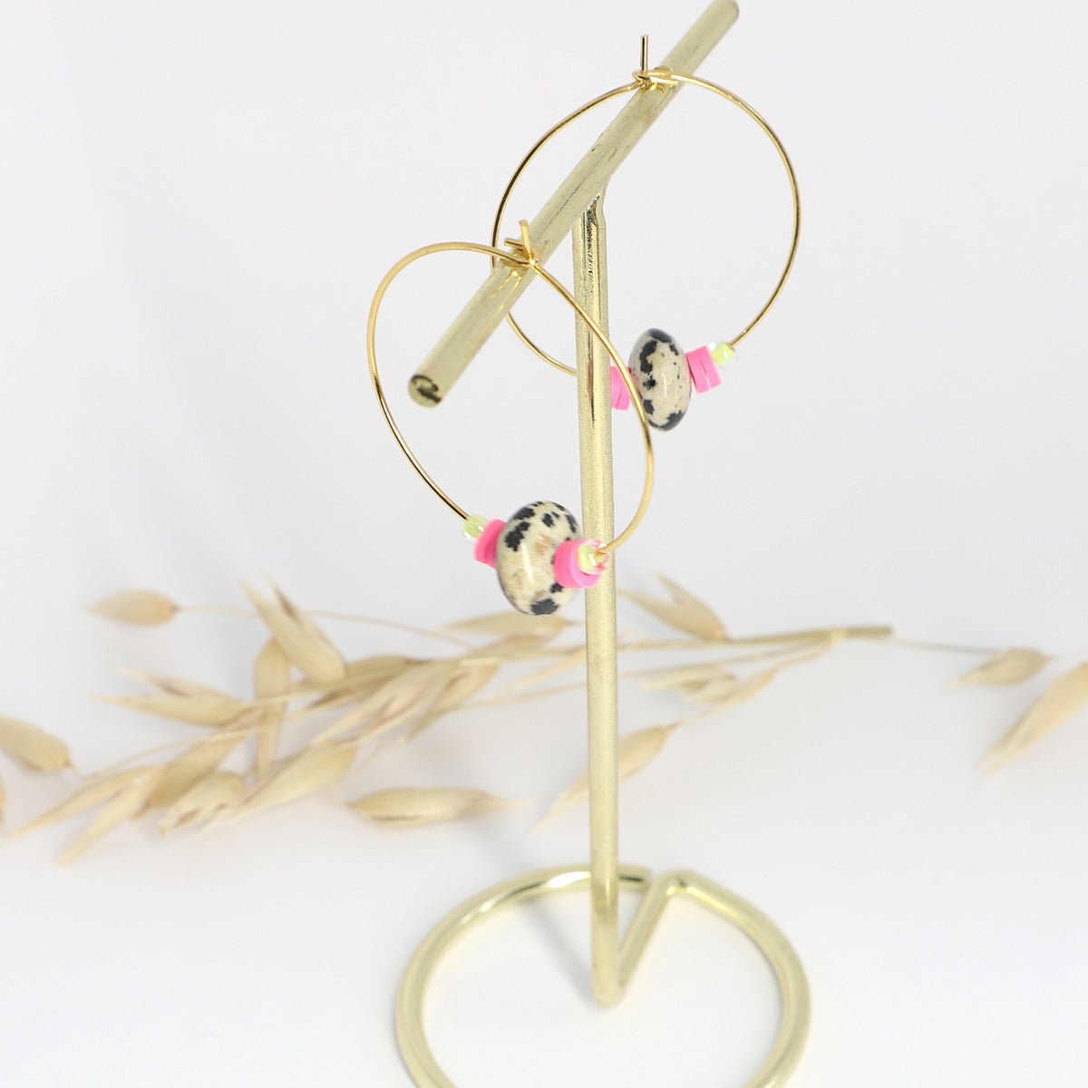 Neon Creolen mit Dalmatiner Jaspis - trueffeldesign | Handgemachter Schmuck mit Bedeutung