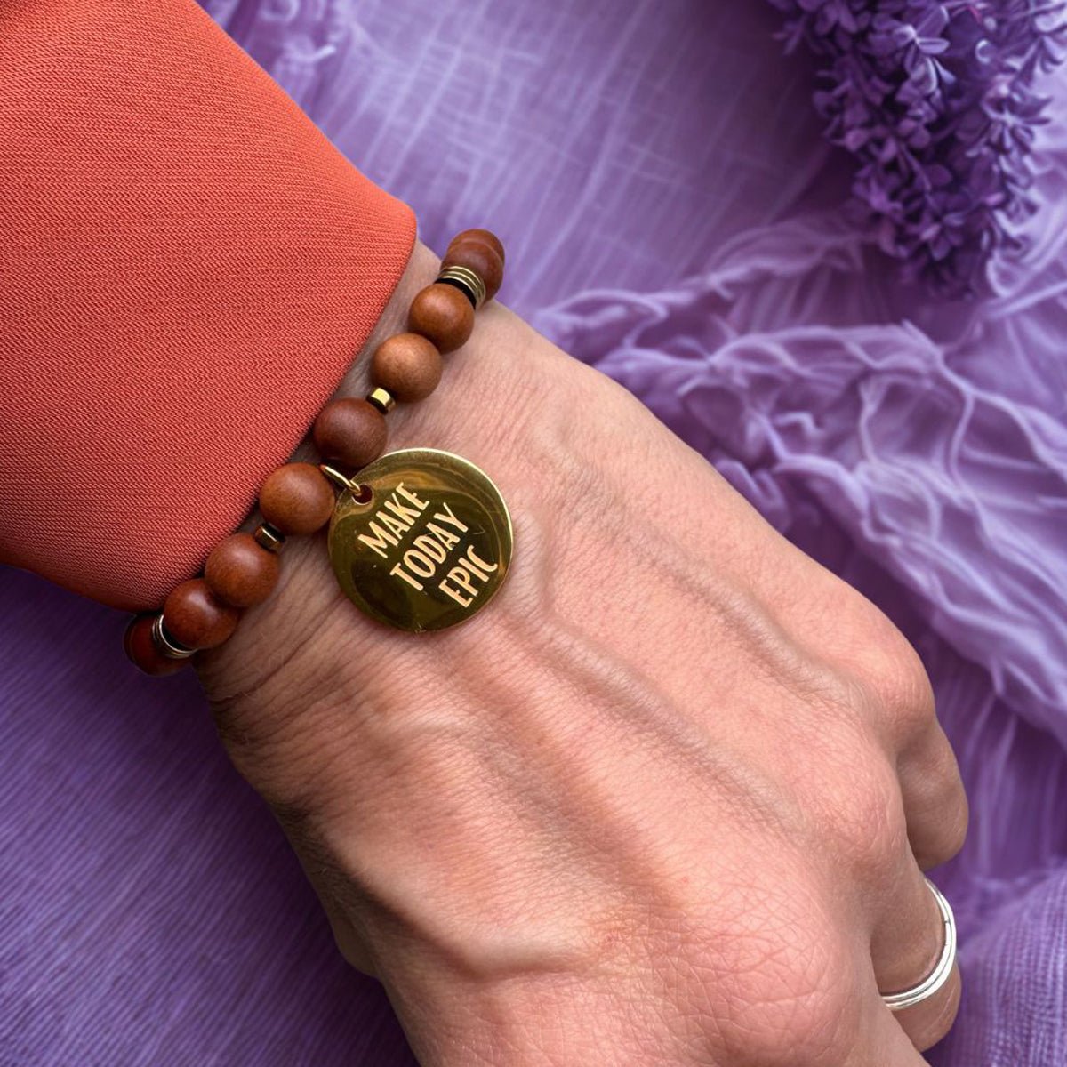 Hochwertiges Holzschmuck-Armband für Partner vor einem eleganten, lila Stoffhintergrund fotografiert.