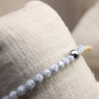 Detailansicht der blau-weiß gesprenkelten 4 mm Perlen und des feinen Verschluss-Details