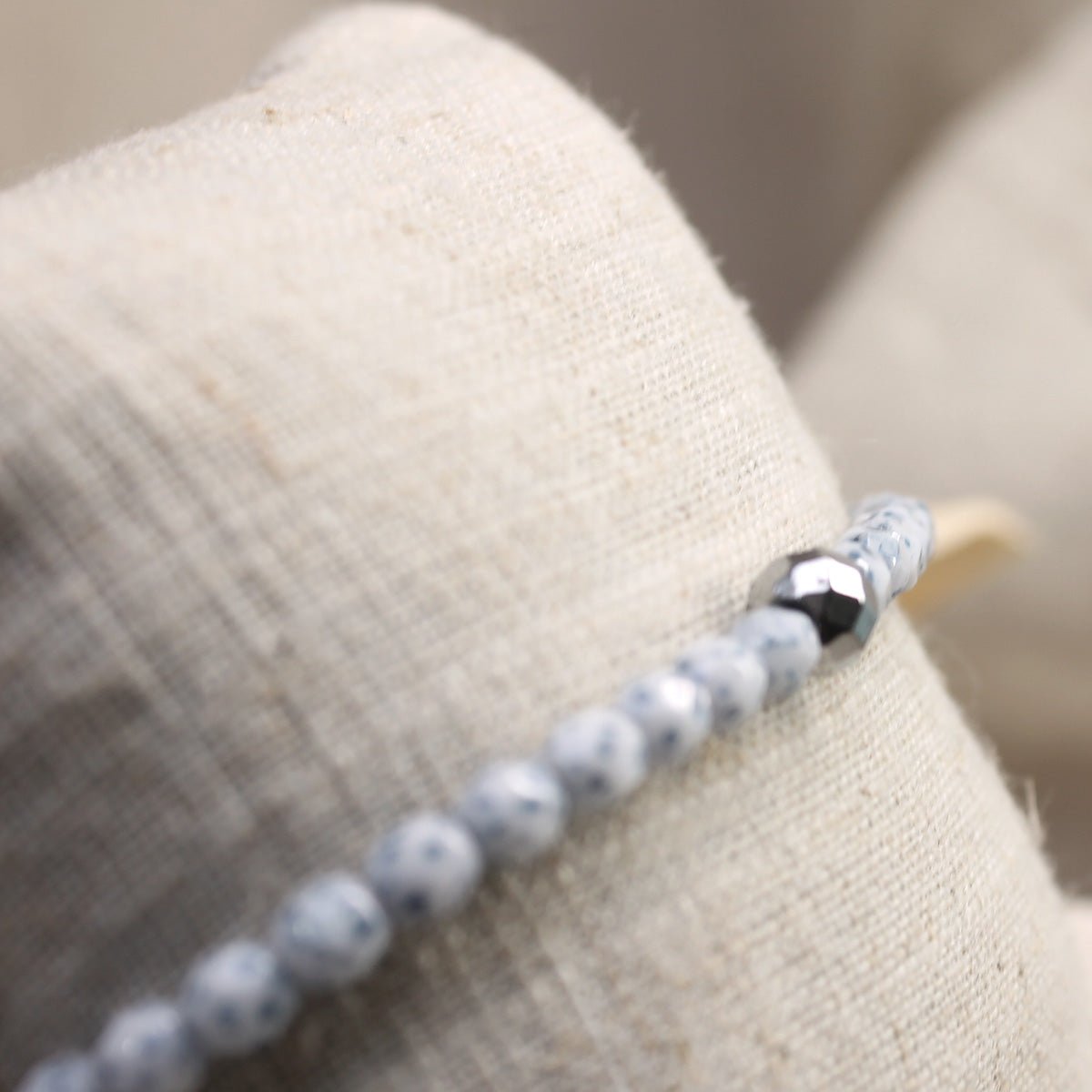 Detailansicht der blau-weiß gesprenkelten 4 mm Perlen und des feinen Verschluss-Details