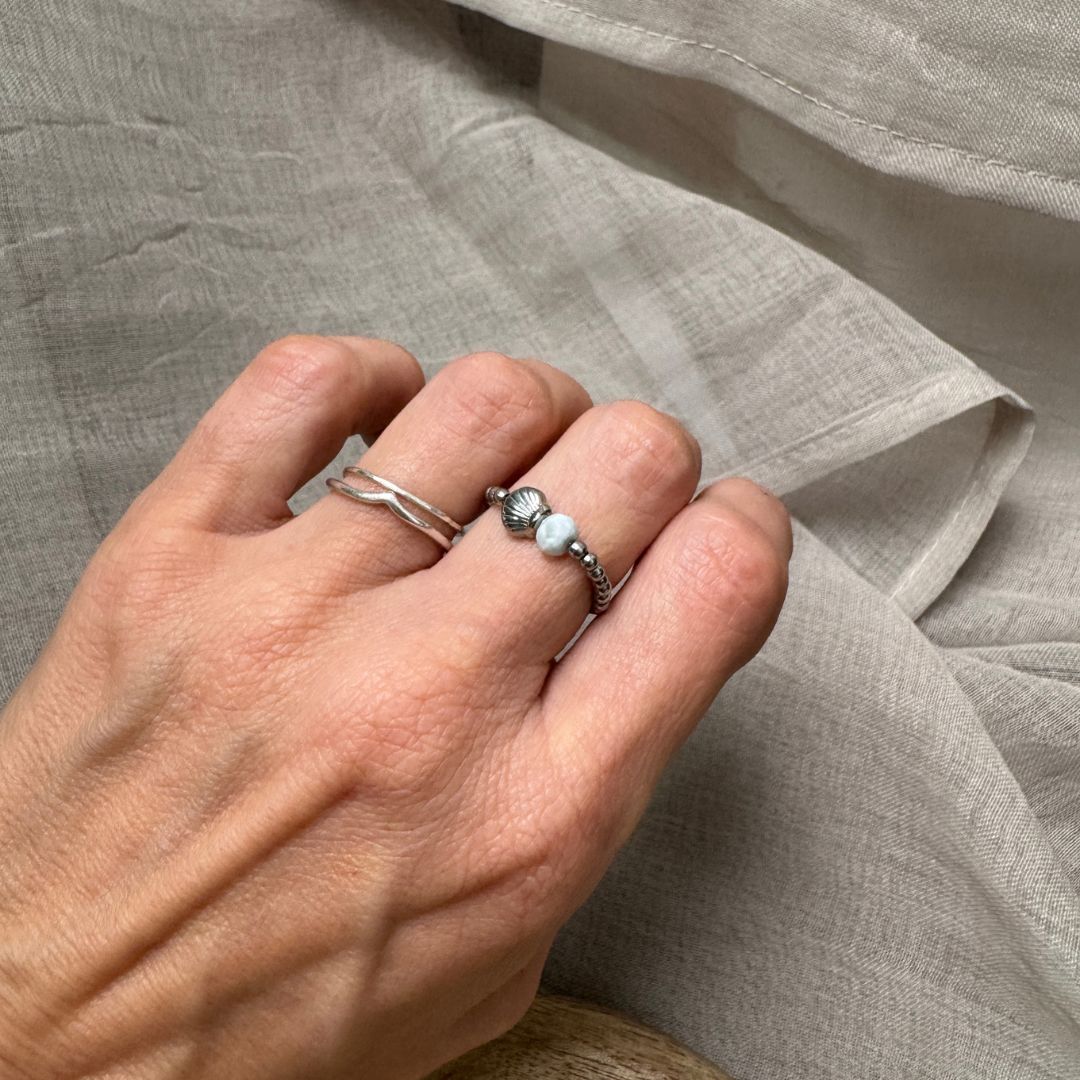 Stretchring Silber mit Larimar und Muschel. Getragen am Mittelfinger