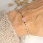 Feines Edelstein Armband mit Rosenquarz am Handgelenk