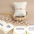 Rosenquarz Armbänder und die passenden Schmuckaufkleber sind abgebildet.