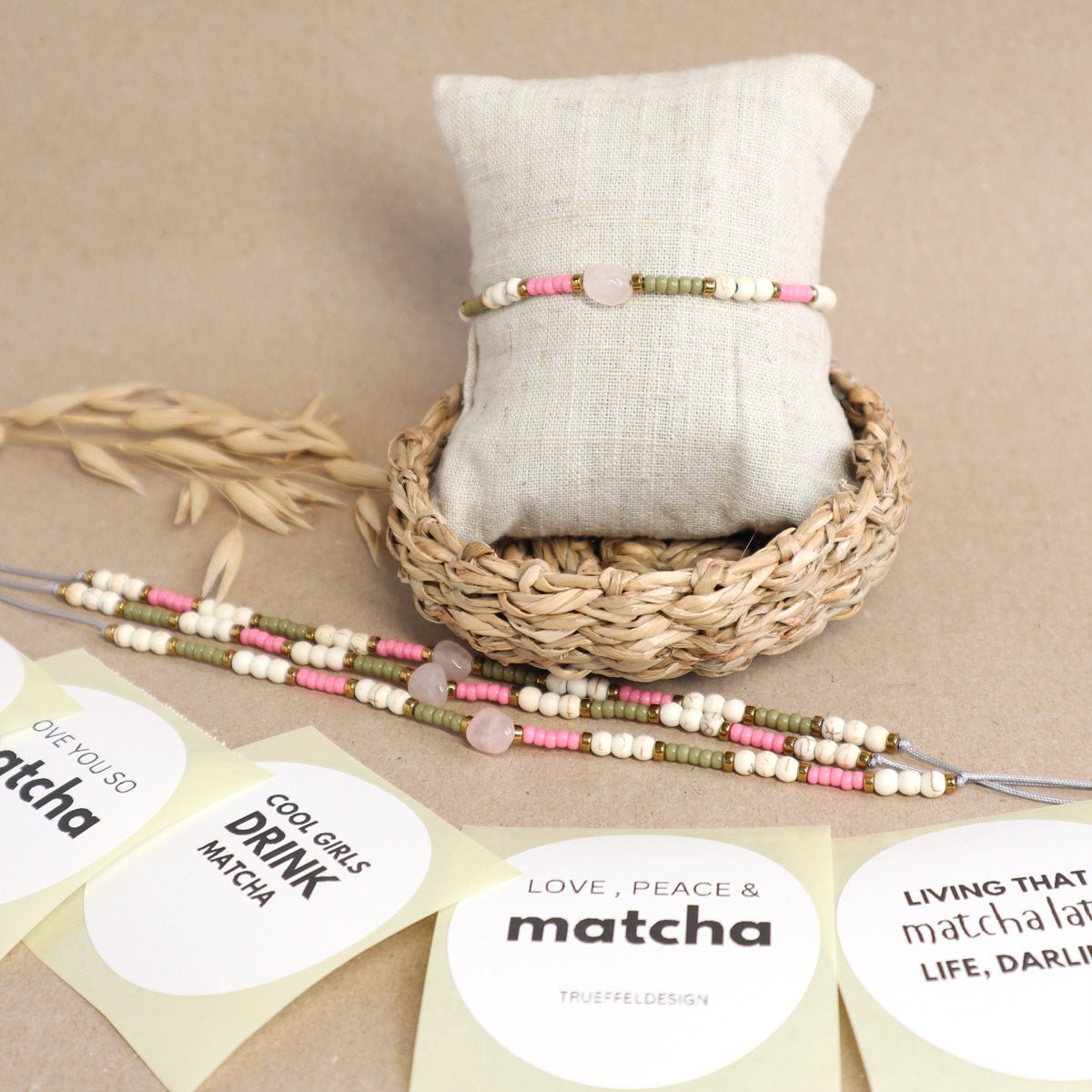 Rosenquarz Armbänder und die passenden Schmuckaufkleber sind abgebildet.