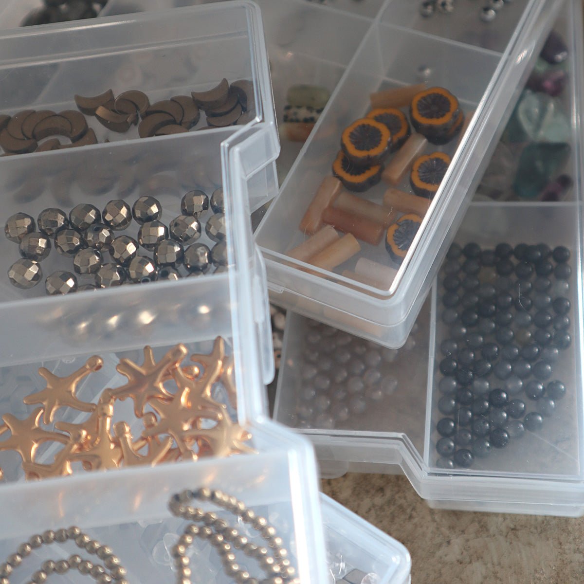 Auswahl an Edelsteinen und Perlen im Schmuck Workshop Köln für individuelle Armbänder