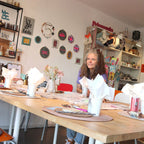 Die Workshop-Leiterin begleitet Teilnehmerinnen im Schmuck Workshop Köln beim Basteln von handgemachtem Schmuck