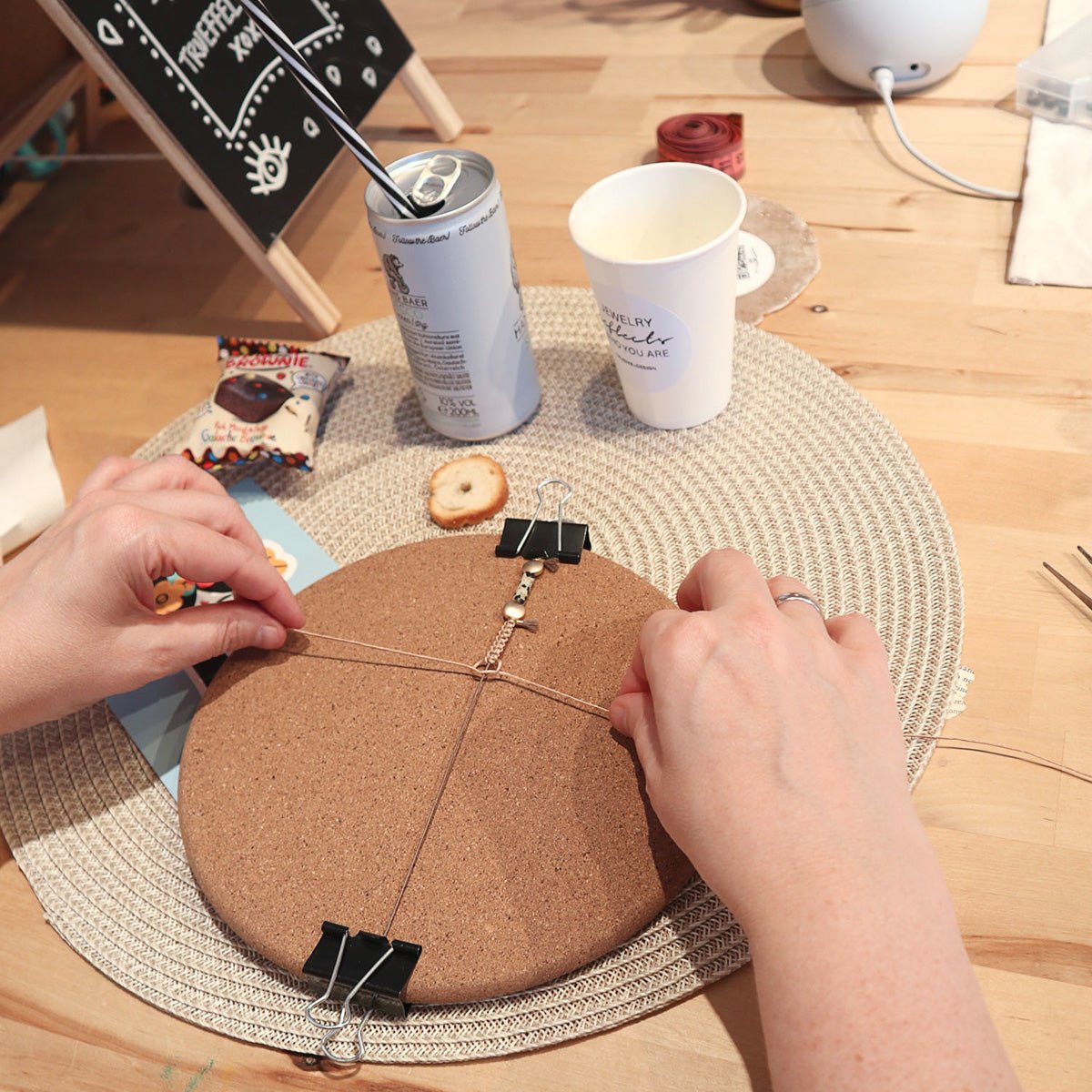 Persönliche Betreuung im Schmuck Workshop Köln. Anleitung beim Knüpfen eines Armbands
