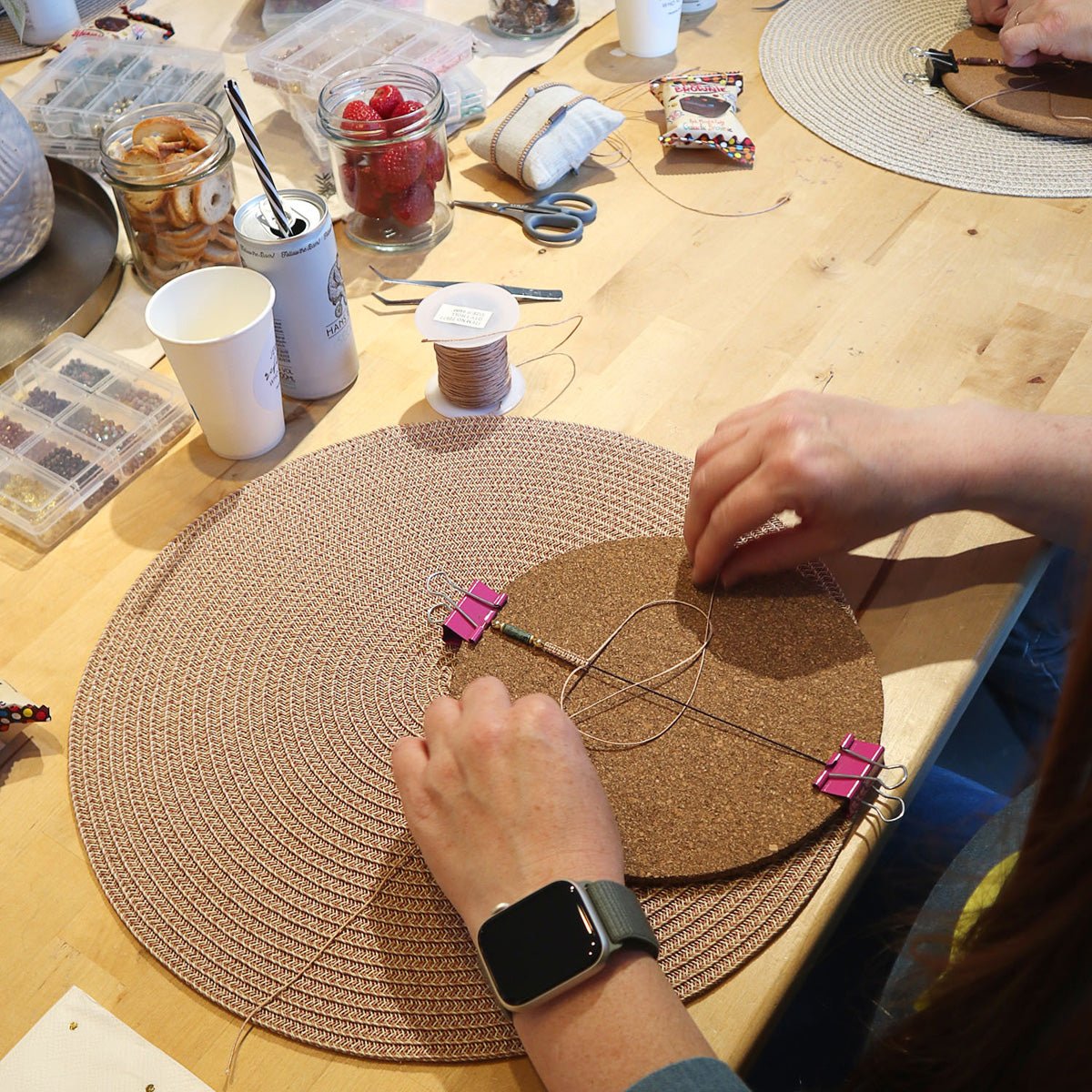Makramee-Technik beim Schmuck Workshop Köln – Armband wird mit feinem Garn geknüpft