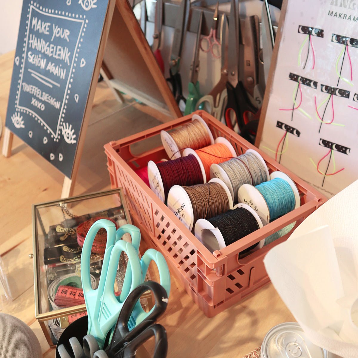 Werkzeug und Materialien für Armbandgestaltung im Schmuck Workshop Köln bereitgestellt