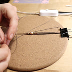 Makramee-Knüpftechnik im Schmuck Workshop Köln . Teilnehmerin fertigt Armband