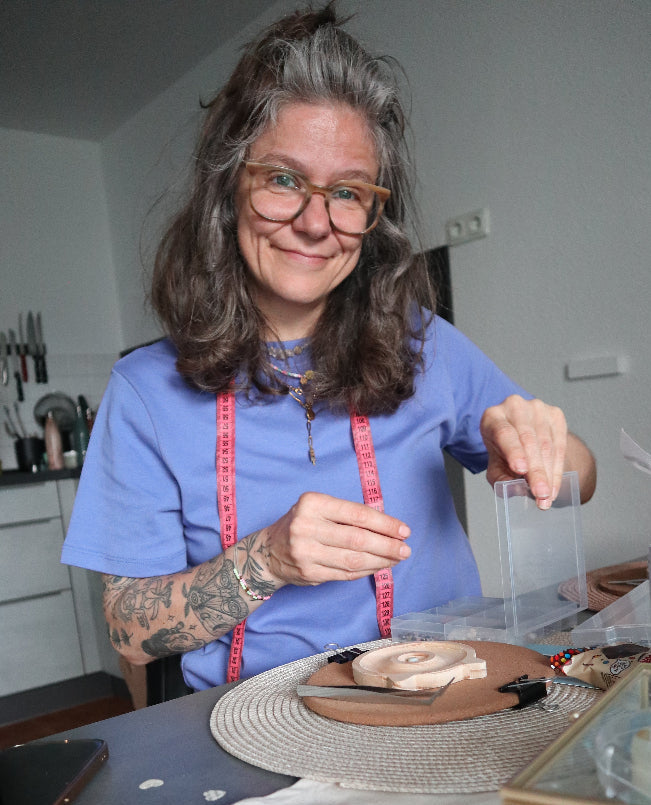 Schmuckdesignerin in Köln fertigt handgemachten Edelsteinschmuck in ihrer Werkstatt