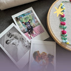 Stick-Workshop Vorbereitung: Polaroid-Fotos von Hund und Familie neben einem bestickten Rahmen von Trueffeldesign.