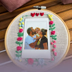 Moderne Stickerei im Stick-Workshop: Bestickter Rahmen mit einem Polaroid-Foto einer dreiköpfigen Familie.