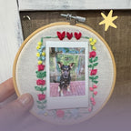 Stick-Workshop Projekt: Moderne Stickerei im Holzrahmen mit einem Polaroid-Foto von einem Hund.