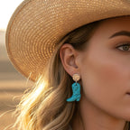 Frau mit Hut trägt türkise Cowboy Boots Ohrringe im Western Stil