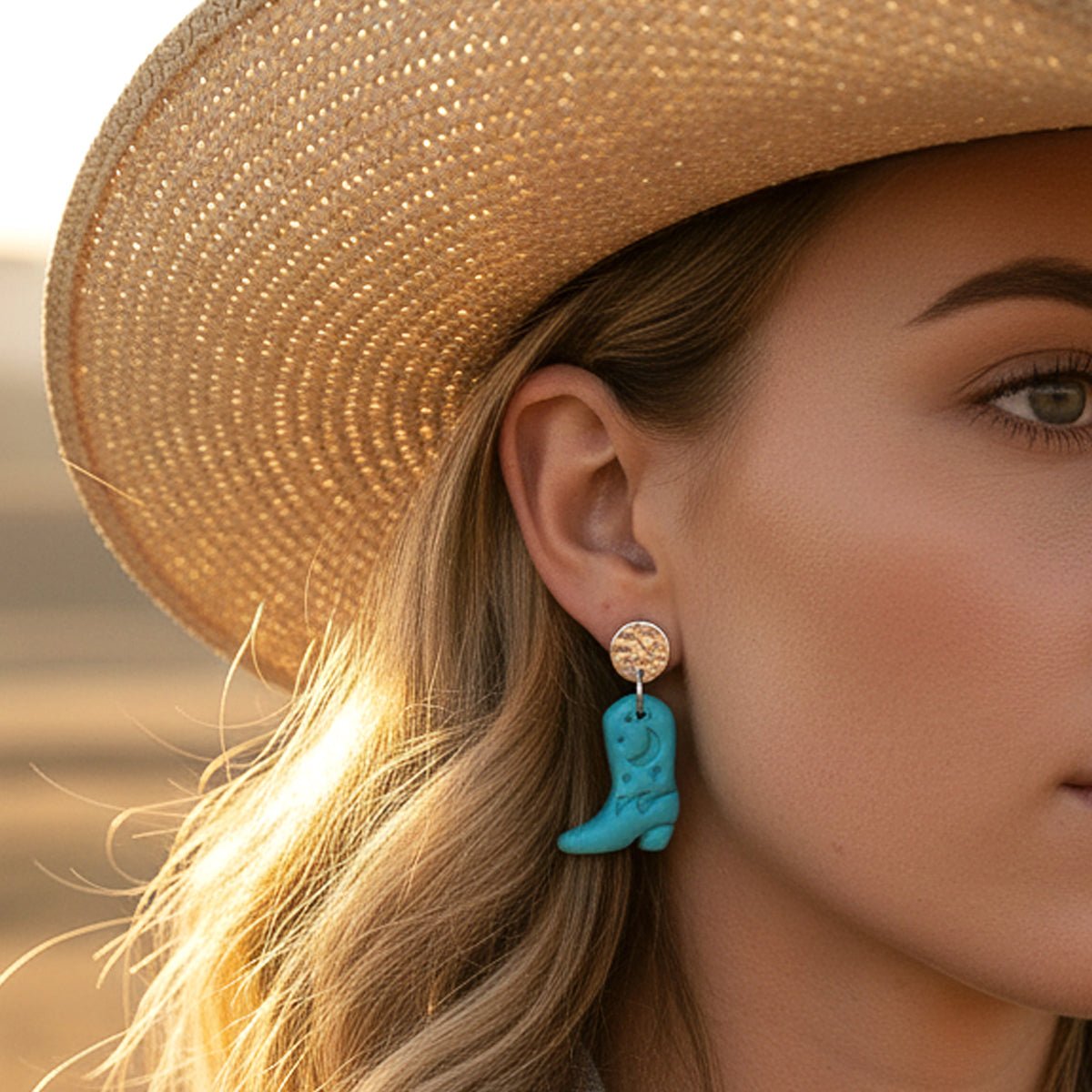 Frau mit Hut trägt türkise Cowboy Boots Ohrringe im Western Stil