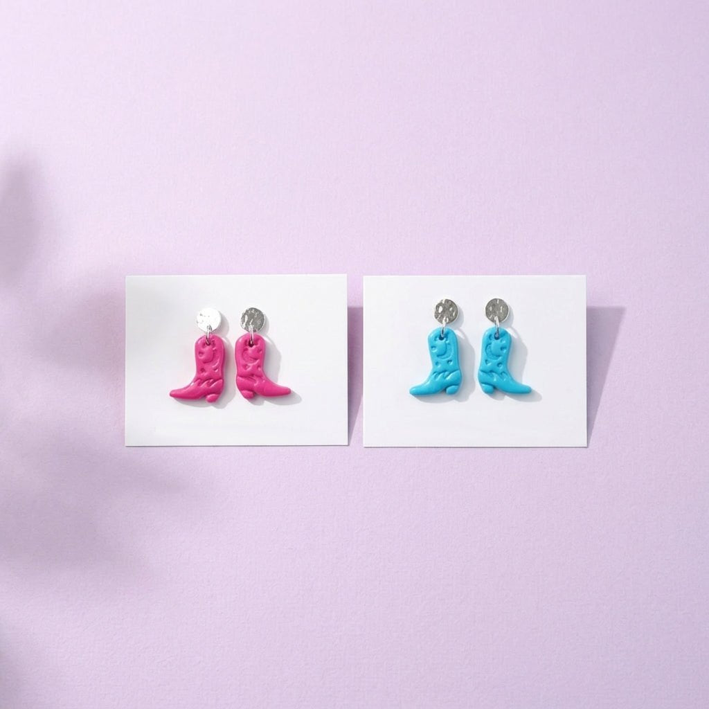 Western Ohrringe in Cowboy Boots Form in Pink und Türkis auf Schmuckkarten