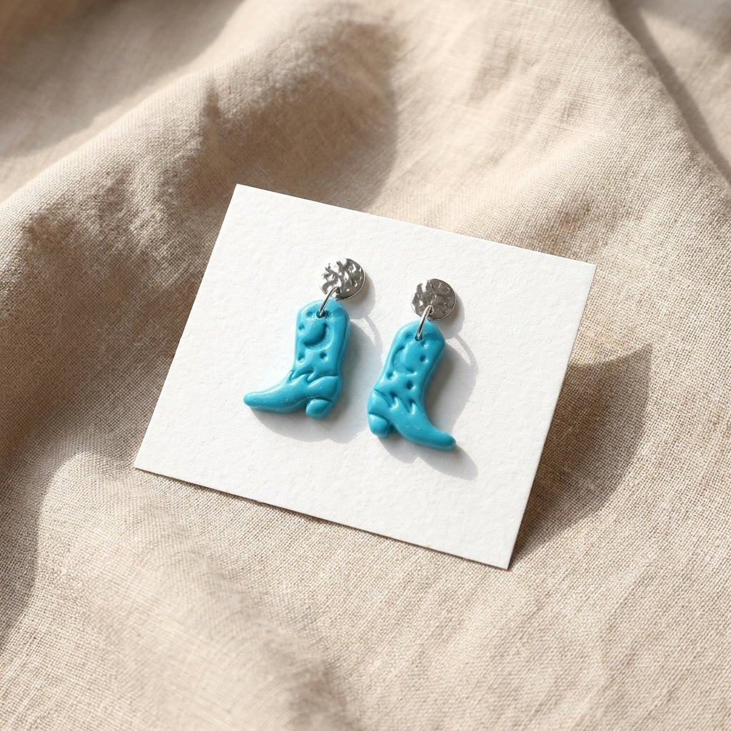 Türkise Cowboy Boots Ohrringe als Western Schmuck auf Stoff